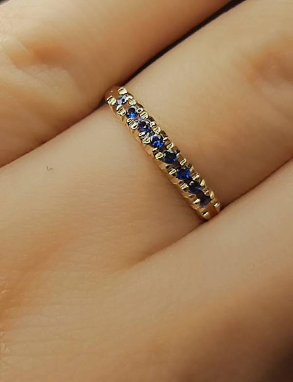 anel-em-ouro-18k-meia-alianca-com-zirconias-azul